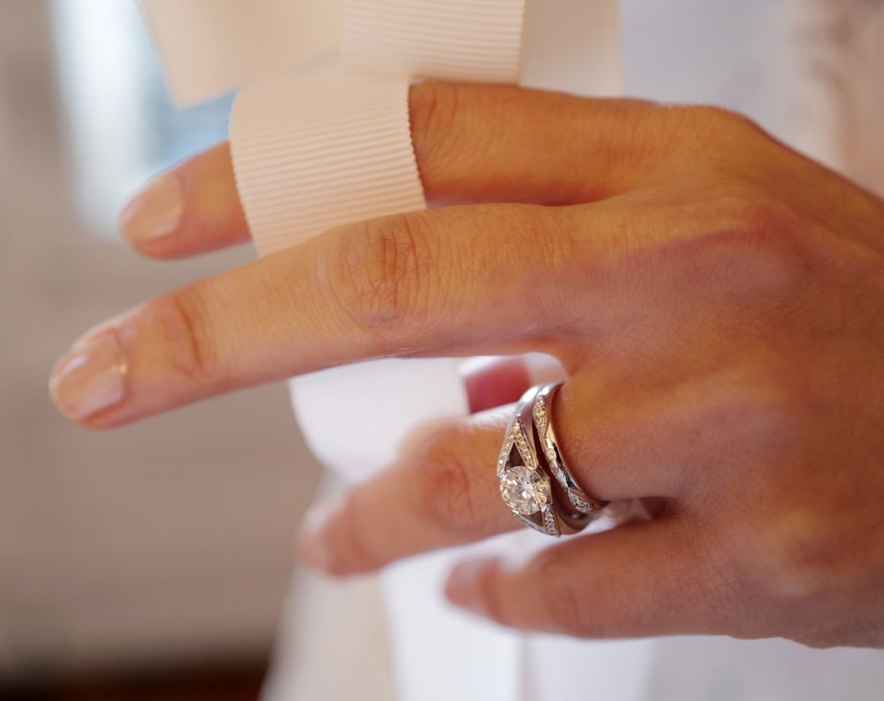Bague de fiançailles : à quel doigt porter votre bague ?